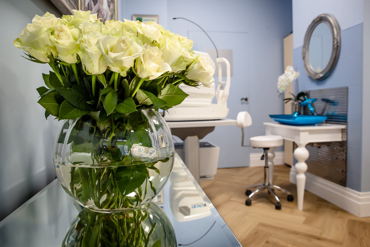 gabinet okulistyczny alicji zdanowskiej w szczecinie-zolte roze na stole