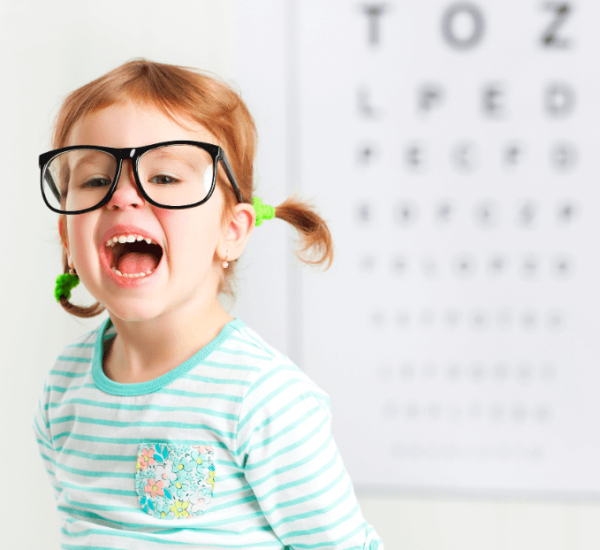 dziewczynka w okularach w gabinecie okulistycznym-kontrola wzroku (1)